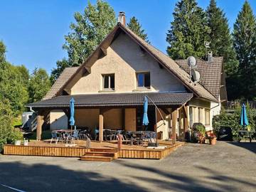 Hôtel pour 2 personnes, avec jardin ainsi que terrasse et vue, animaux acceptés à Servance