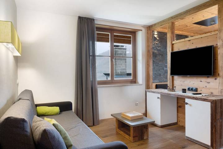Apartamento inteiro, Apartamento "Angerle Alm Apt Similde B" com terraço privado, jardim partilhado e Wi-Fi in Karersee, Nova Levante