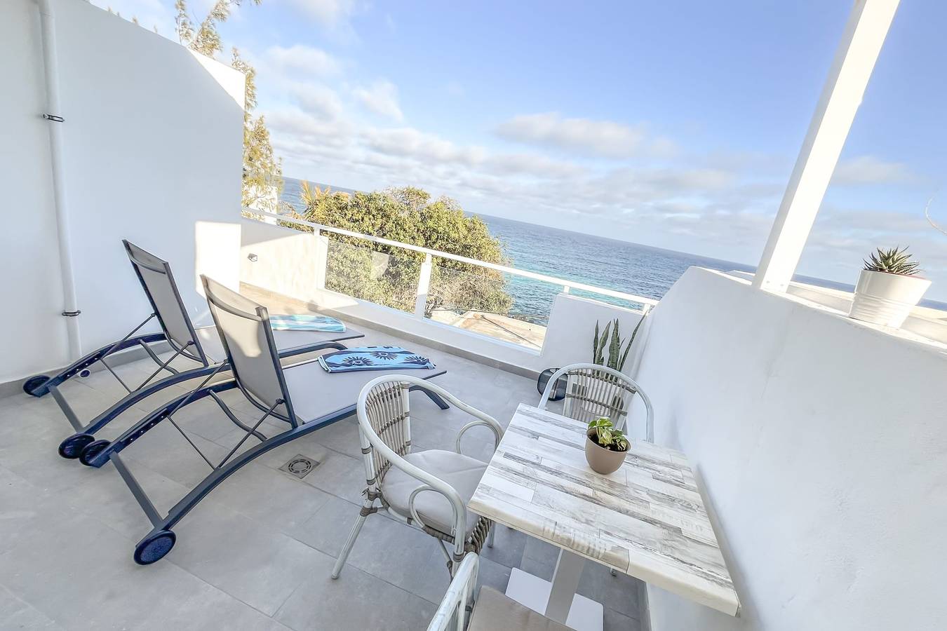 Entire studio, Casa Burgao Studio with large seaview terrace  in Punta de las Mujeres, Haría
