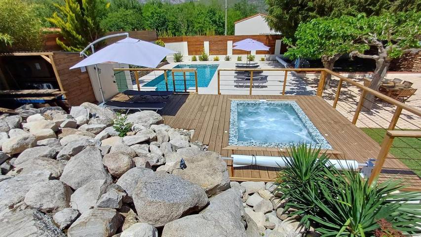 Chambre d’hôte pour 2 personnes, avec piscine ainsi que vue et jardin dans les Pyrénées