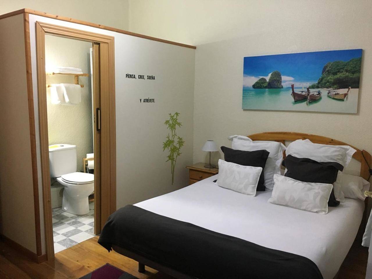 Double or Twin Room with Shared Bathroom in Pampelune, Province de Navarra