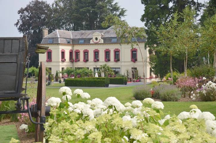 Location de vacances pour 2 personnes, avec Terrasse et Jacuzzi ainsi que Jardin et Piscine à Sains-du-Nord
