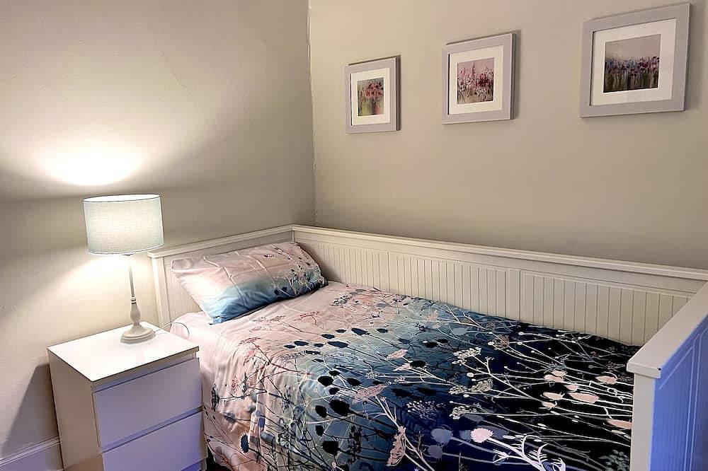 Lovely Townhouse with garden overlooking the Square sleeps 2-5+ comfortably in Melrose, Scottish Borders