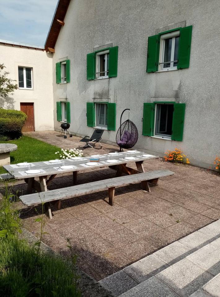Gîte pour 12 personnes, avec jardin et terrasse dans Guyans-Vennes