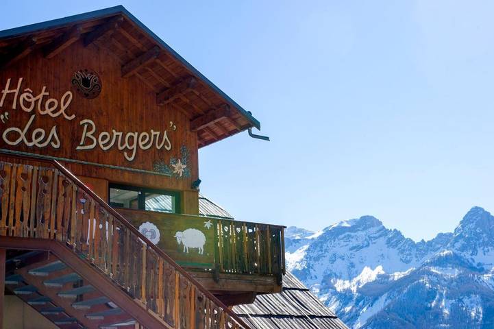 Hôtel pour 4 personnes, avec piscine et terrasse ainsi que sauna et vue