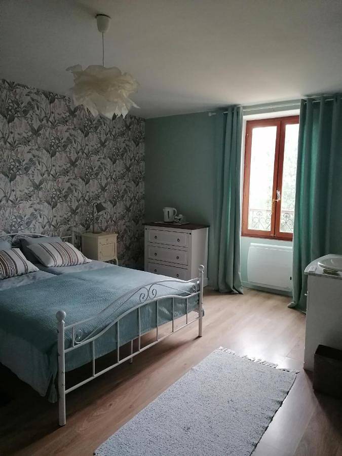 Location de vacances pour 2 personnes, avec jardin et terrasse ainsi que vue et piscine à Ventouse obstétricale - 3