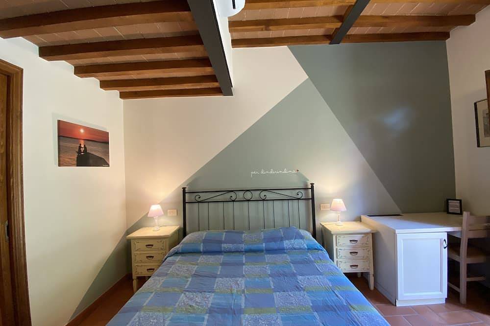 Entire apartment, Private bedroom with Wi-fi and swimming pool in Paciano, Perugia Province