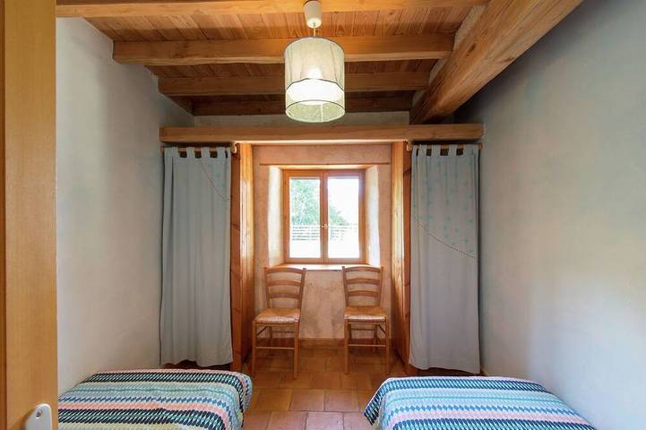 Location de vacances pour 4 personnes, avec piscine ainsi que terrasse et jardin à Saint-Alban-Auriolles - 3