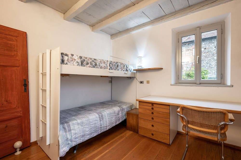 Schitterend vrijstaand vakantiehuis voor 4 personen met patio in Pettenasco, Gemeente Pettenasco