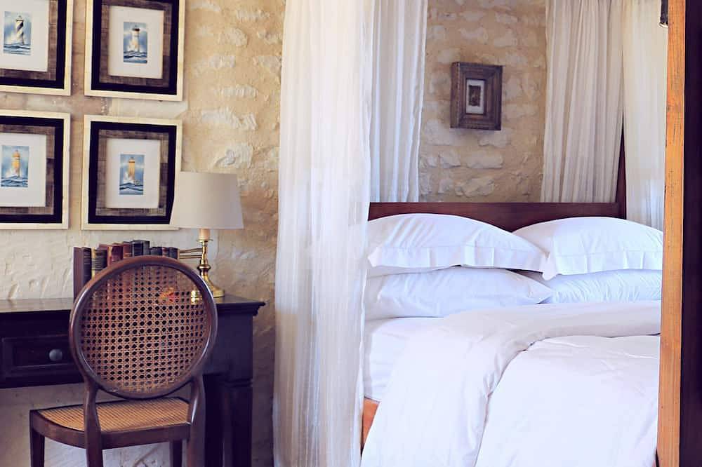 Loire Valley 17th century gatehouse near Chinon in Assay, Regionaler Naturpark Loire-Anjou-Touraine