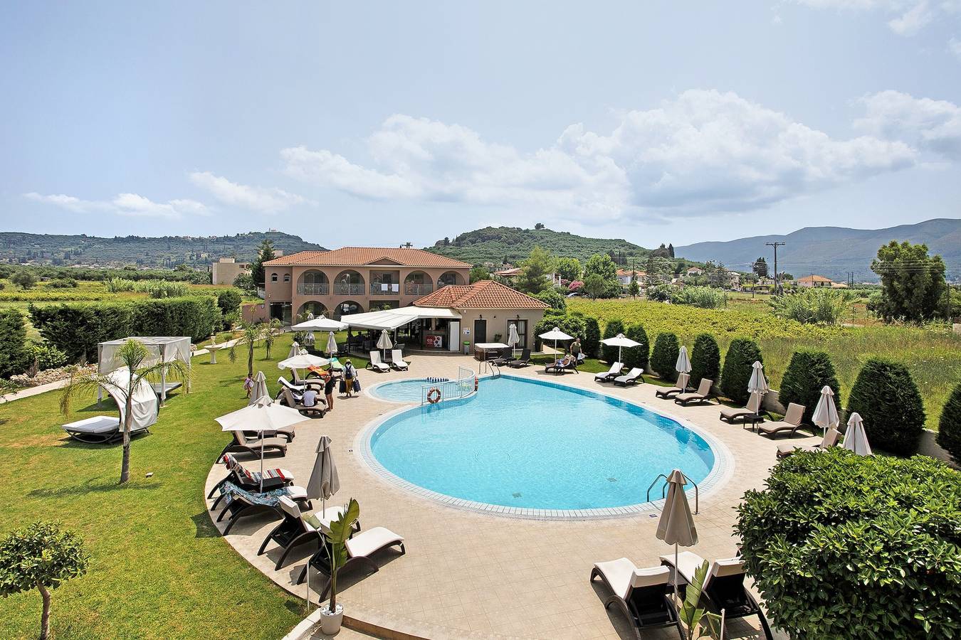 Entire studio, Studio Apartment 'Eleni's Garden Studio 2' with Pool, Private Balcony & A/C in Alykes, Zakynthos