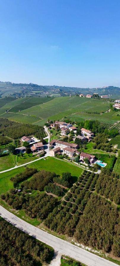 Villa con piscina e intera struttura a uso esclusivo casa del moré in La Morra, Langhe