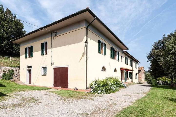 Apartment with 2 bedrooms, 1 bathroom and terrace with garden furniture and bbc in Fauglia, Italienische Riviera