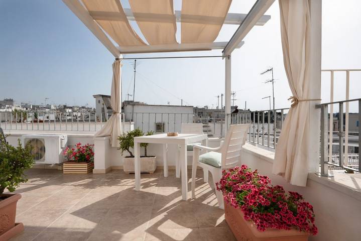 Trullo per 2 persone, con balcone e balcone/terrazza nonché vista oceano ad Ostuni