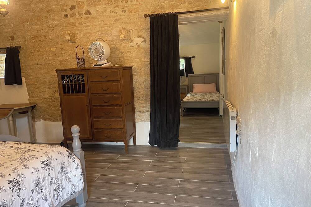 Chambre du Jardin - Chambre d'hôte, salle familiale (1 à 4 couchages) in Brux, Vienne (France)
