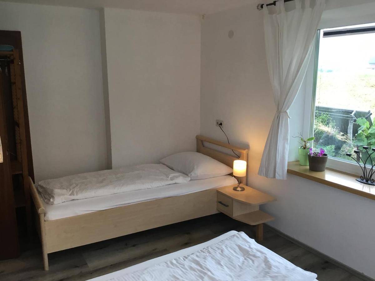 Ganze Ferienwohnung, Family Room with Private External Bathroom in Gemeinde Mattsee, Bezirk Salzburg-Umgebung