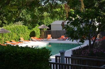 Parc de vacances pour 4 personnes, avec vue ainsi que piscine et terrasse à Carcès