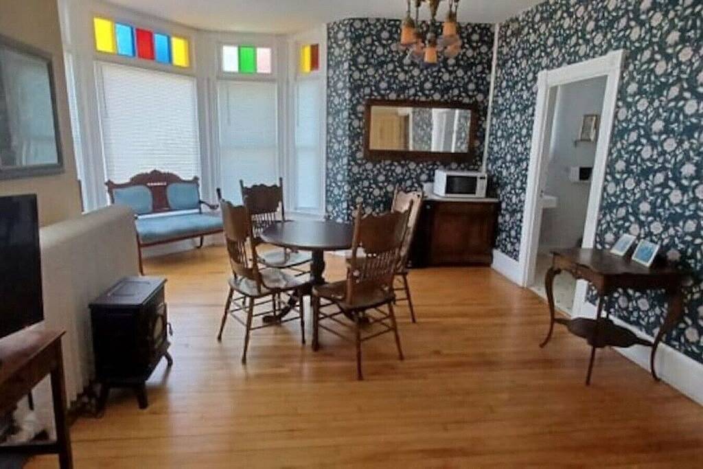 Ah #7 · Ah #7 Queen Mayo Suite w/Fridge/Micro/Shower/Tub in Wabasha, Wabasha County