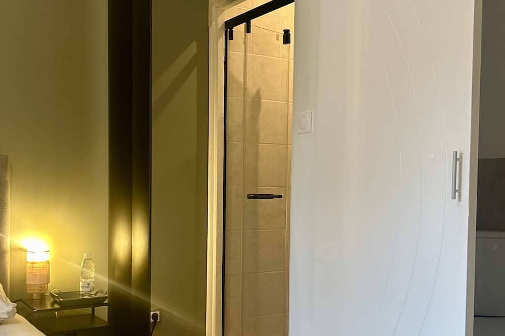 Doppelbett oder zwei Einzelbetten-Deluxe-Ensuite-Poolblick in Plassac, Blaye und Umgebung
