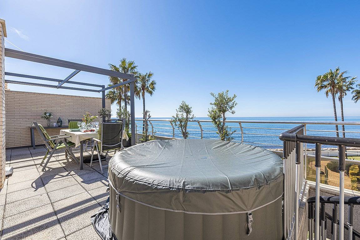 Appartement entier, Appartement "Seaside Luxury Solarium" avec vue sur la mer, Wi-Fi et climatisation in Montroig Bahia, Costa Dorada