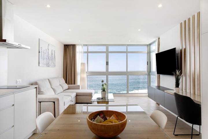 Apartamento entero, Apartamento de vacaciones 'Luxury Loft El Roque 1' con vistas al mar, y Wi-Fi in Mesa del Mar, Tacoronte