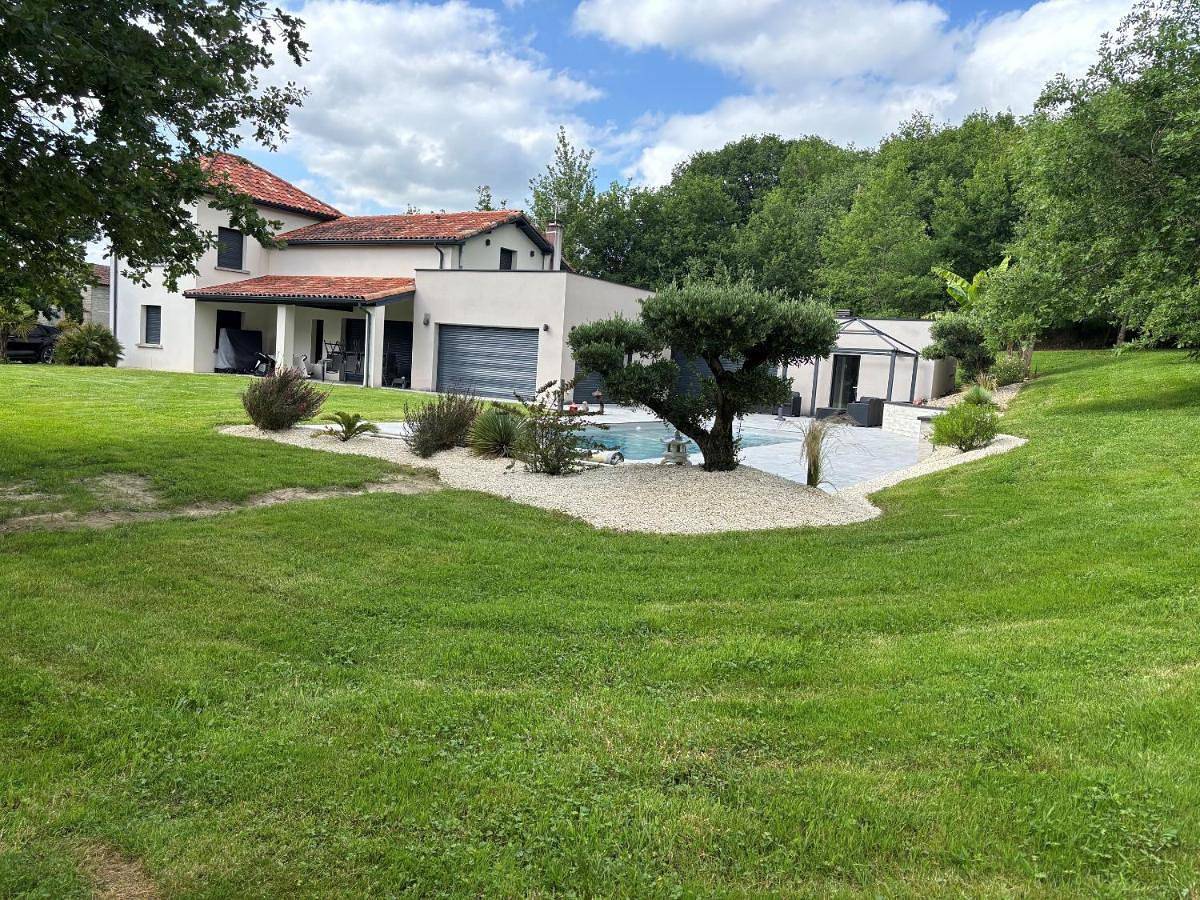 Villa au coeur du Gers avec vue sur les Pyrénées in Caumont (Gers), Gers