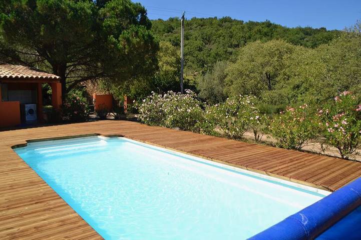 Gîte pour 5 personnes, avec Terrasse ainsi que Jardin et Piscine à Camélas