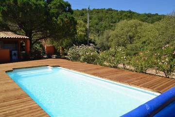 Gîte pour 5 personnes, avec terrasse ainsi que jardin et piscine à Camélas