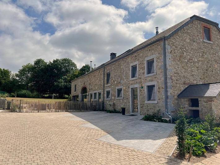 Location de vacances pour 34 personnes, avec vue et jardin, adapté aux familles dans Devantave