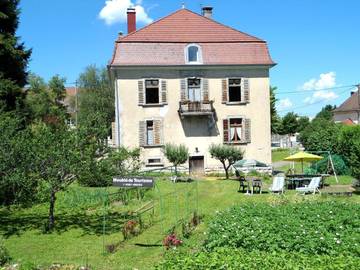 Gîte pour 4 personnes, avec jardin à Frasne