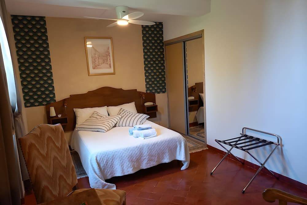 Entire apartment, Mas de Bouvau: Room 5 Nerium in Violès, Vaucluse