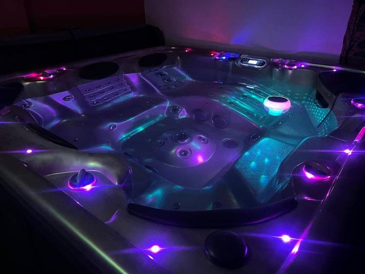 Cottage pour 2 personnes, avec jardin et jacuzzi ainsi que terrasse et piscine à Paulhan (Hérault)