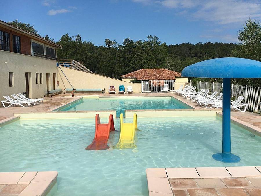 Camping pour 4 Personnes dans Reilhaguet, Massif central
