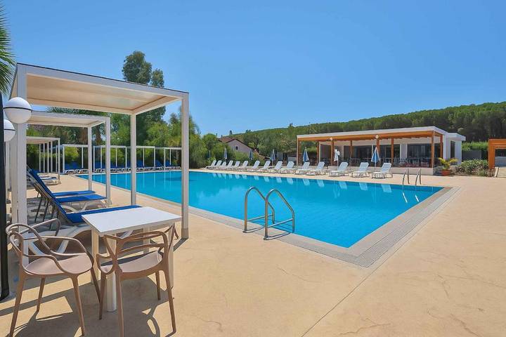 Bungalow per 4 persone, con Terrazza e Giardino nonché Piscina e Panorama a Paestum