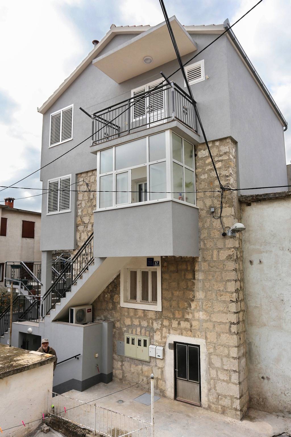 Ganze Wohnung, 2-Zimmer-Ferienwohnung mit Balkon und Meerblick Kastel Kambelovac (Kastela) A-8679-a in Kastel Kambelovac, Kaštela