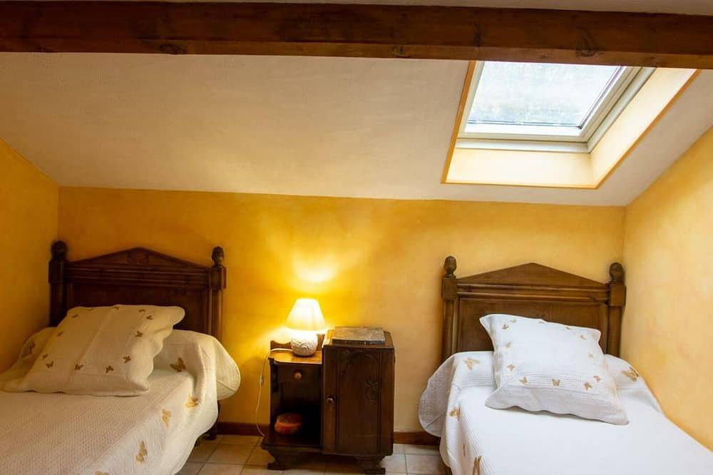Casa rural con piscina en el corazón de Perigord Noir, cerca de hermosos sitios turísticos. Ideal para familias. in Le Bugue, Périgord Noir