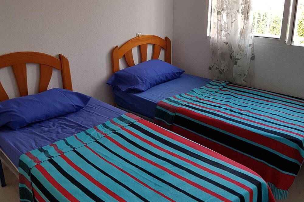 Villa 4 Chambres + 2 Salles De Bains + Piscine + Wifi + Climatisation Dans Toutes Les Chambres! in Torrevieja, Costa Blanca