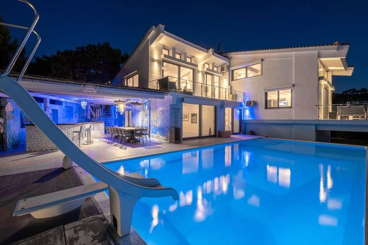 Ferienhaus für 17 Personen, mit Meerblick und Balkon sowie Terrasse und Garten