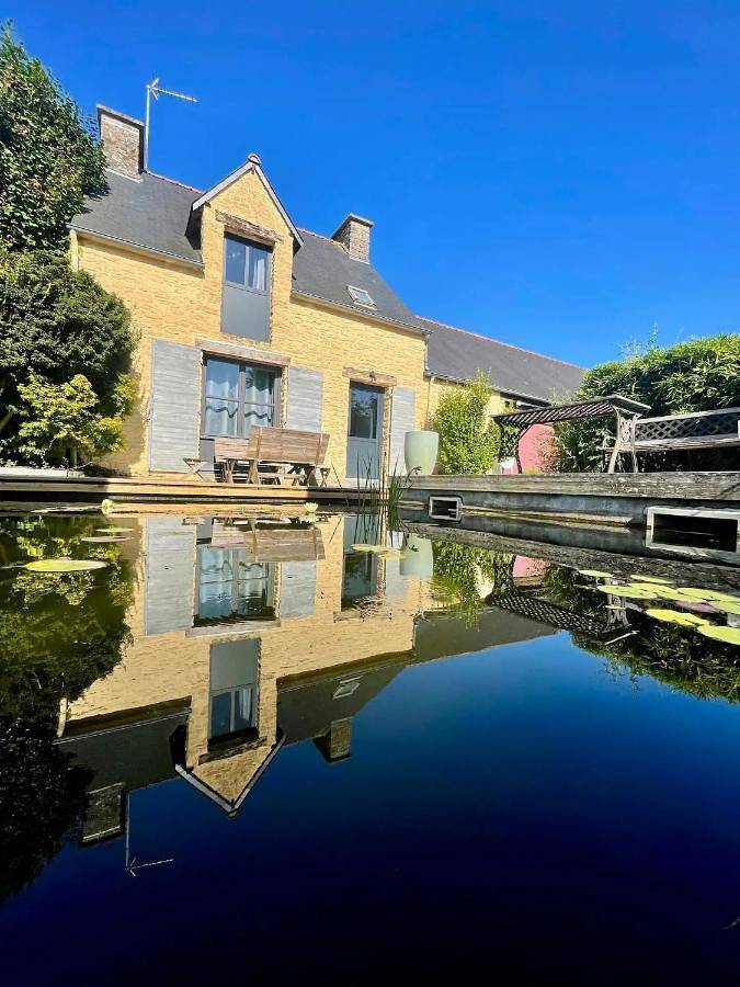 Location de vacances pour 6 personnes, avec vue sur le lac ainsi que vue et jardin, adapté aux familles à Langrolay-sur-Rance