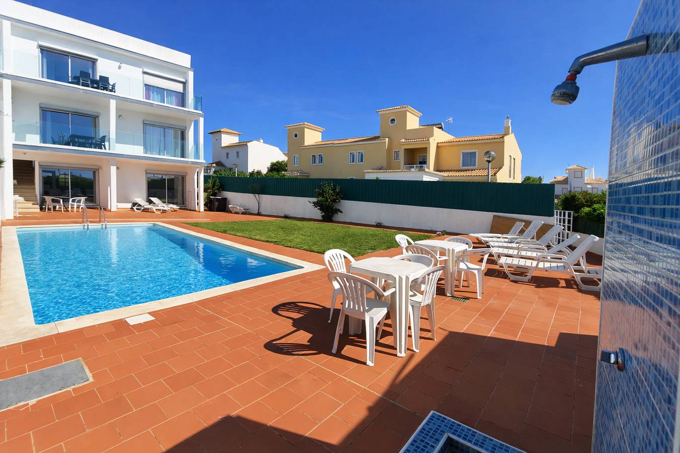 Ganze Wohnung, T2-2º vista mar, piscina, bbq, para a praia vai a in Guia, Faro Distrikt