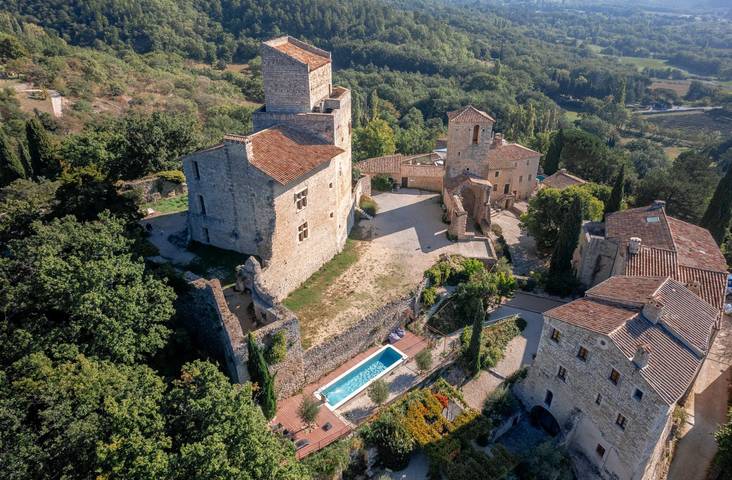 Gîte pour 15 personnes, avec piscine ainsi que terrasse et jardin