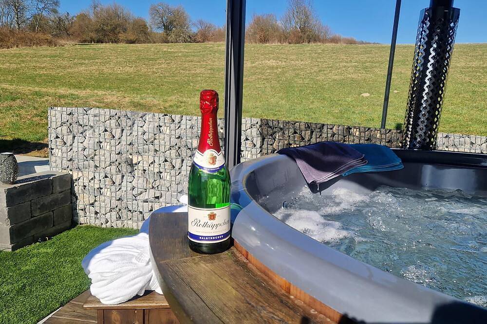 Ganze Wohnung, Wellness in Windeck Dattenfeld Natursteig Sieg Kaminofen Sauna Hot Tub in Dattenfeld, Windeck