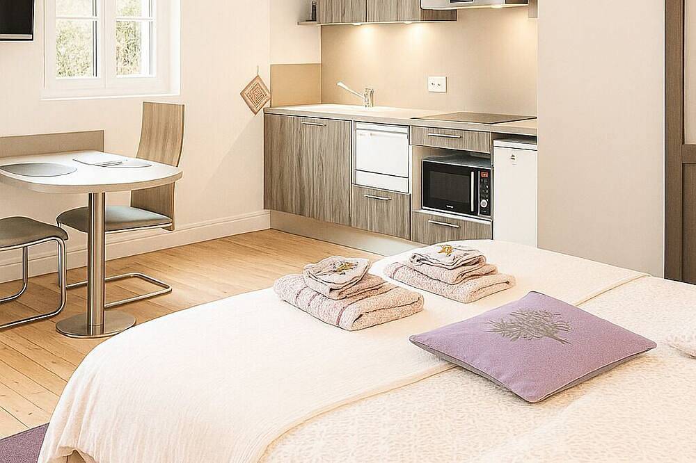 Entire apartment, Luxury studio in the center of Chartres with parking in Chartres, Chartres region