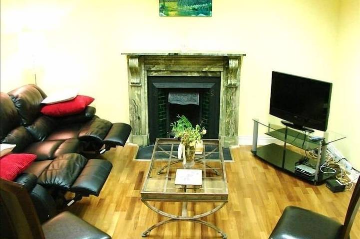 Ganze Wohnung, Victorian Townhouse Apt auf dem Halbmond: perfekt für einen Spaziergang in der Stadt! in Galway, County Galway