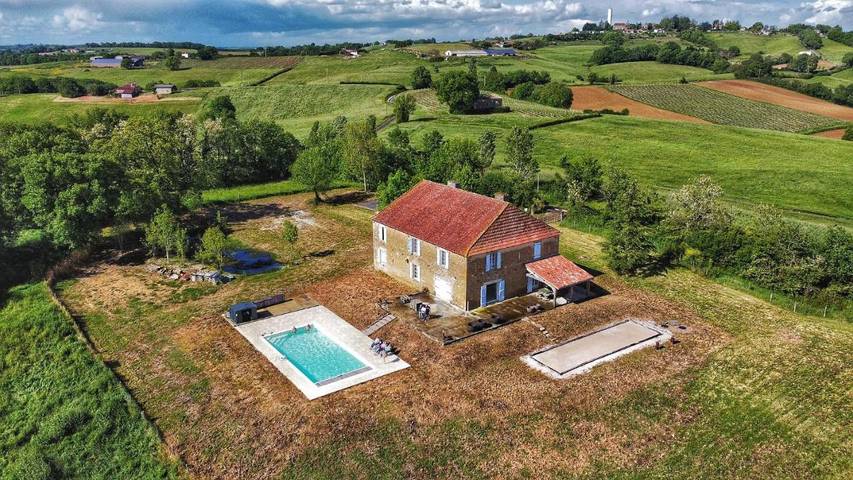 Location de vacances pour 2 personnes, avec Terrasse et Jardin ainsi que Piscine et Vue à Peyrusse-Vieille