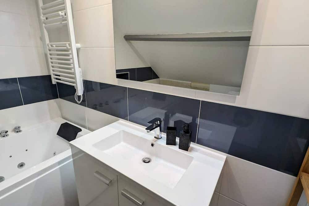 Apartamento entero, Duplex 90m² Avec Balnéo au Centre-ville de Troyes, 10 Minutes à Pied de la Gare in Troyes, Aube (desambiguación)