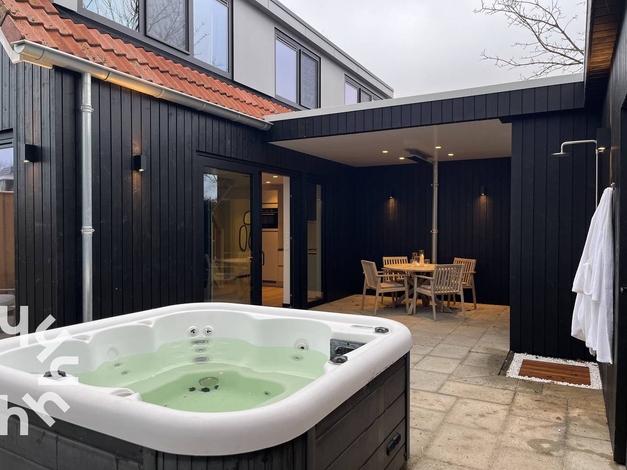 Gemütliches 4-Personen-Ferienhaus mit Hot Tub nahe Strand und Zentrum von Oostkapelle in Oostkapelle, Walcheren