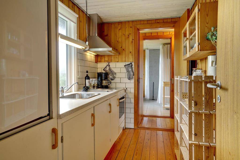 Reetgedecktes Ferienhaus mit Garage und kleinem Wintergarten. in Henne, Varde