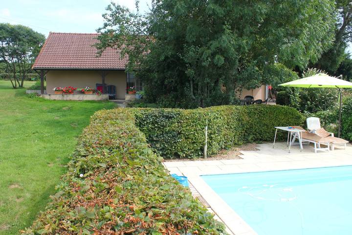 Ferienhaus „Petit Crecy“ mit Gemeinschaftspool, privater Terrasse und WLAN in Fertrève, Nièvre