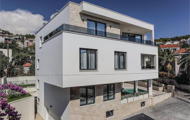 Cozy Sea View Apartment with Pool, Terrace & Kitchen Near the Beach in Trogir, Ciovo
